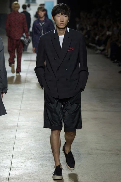 Look 16